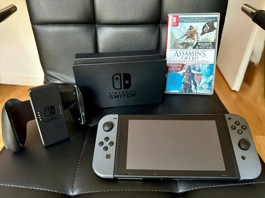 Продаю игровую консоль Nintendo Switch с серо-графитовыми геймпадами Joy-Con.