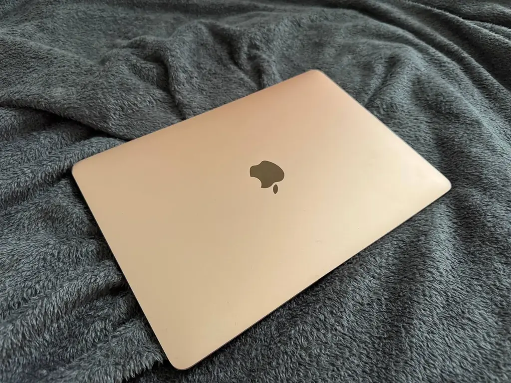 Продам Macbook Air M1 512gb. Стан на фото. Батарея 100%, працює ідеально, заряд тримає близько 4-ох…