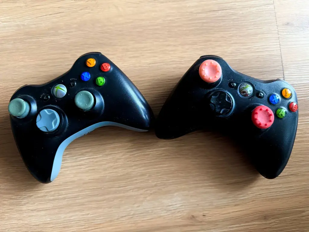 Продаю джойстики для для XBOX 360 в хорошем, полностью рабочем состоянии.