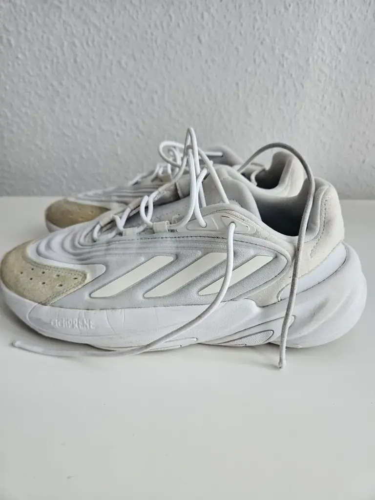Продам кроссовки Adidas Ozelia размера 39 1/3 в стиле унисекс, цена — 20 евро.