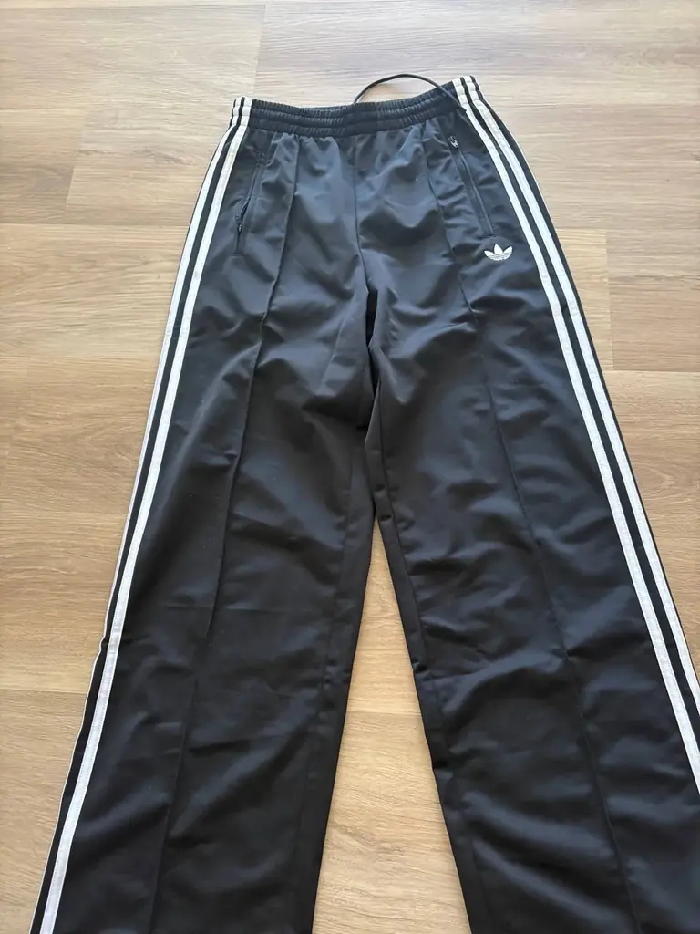 продаю срочно оригинальные женские спортивные штаны Adidas Originals