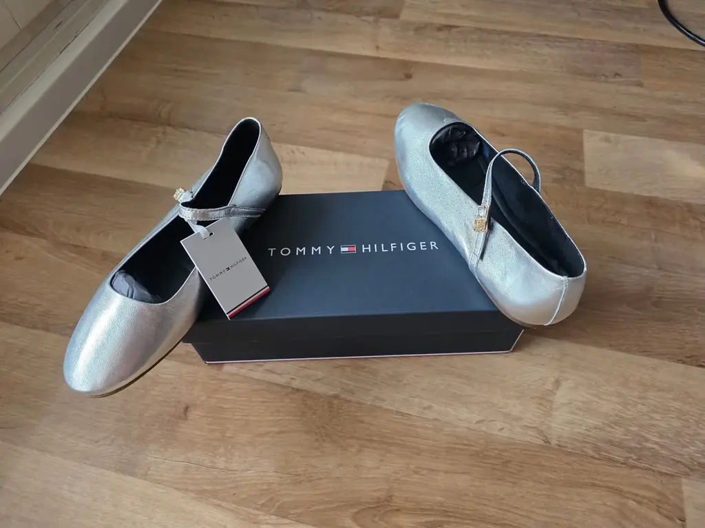Продам стильные серебристые балетки от Tommy Hilfiger с эффектом металлик. Оригинал.