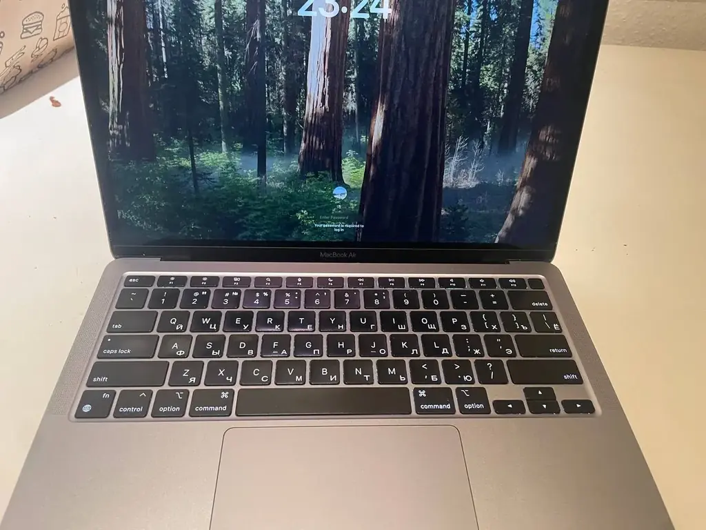 Продам MacBook Air M1 (2020) — 16 ГБ ОЗУ / 256 ГБ SSD