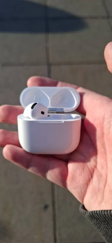 Airpods 5 , майже нові , з коробкою і чеком , без правого навушника.