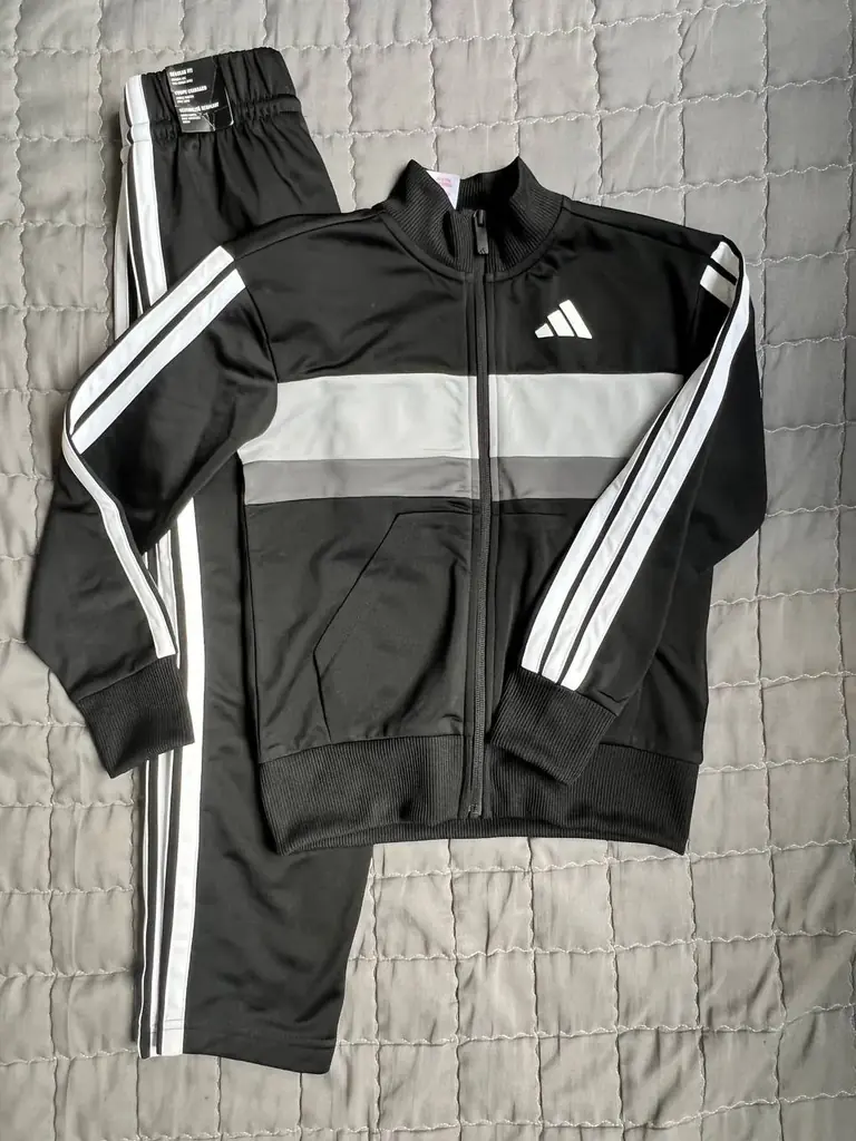 Продам детский спортивный костюм Adidas, 128