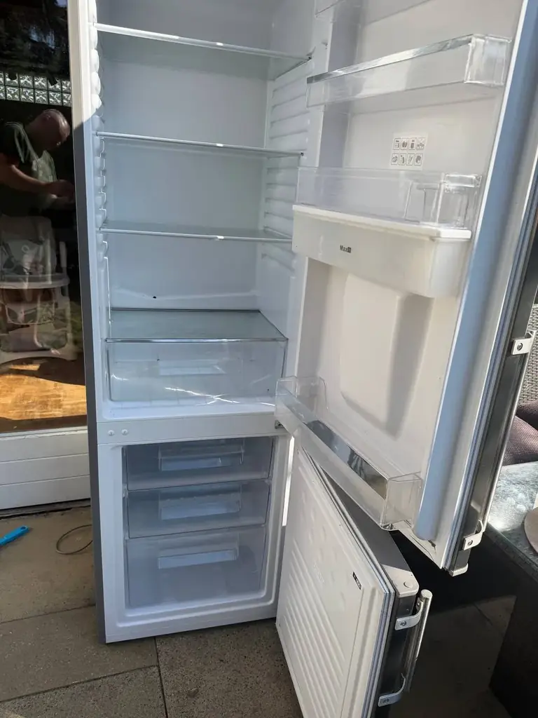 Продам полностью рабочий холодильник с функцией охлождение воды 120€ возможна доставка за отдельну…