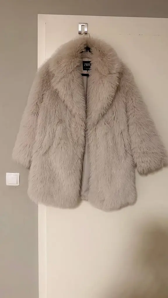 Продам шубу Zara,одівала пару раз в гарному стані.