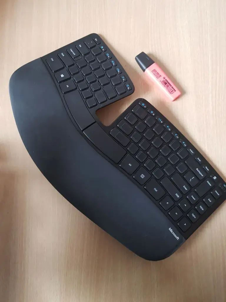 ● Клавиатура: Microsoft Sculpt Ergonomic Keyboard. Model: 1559.