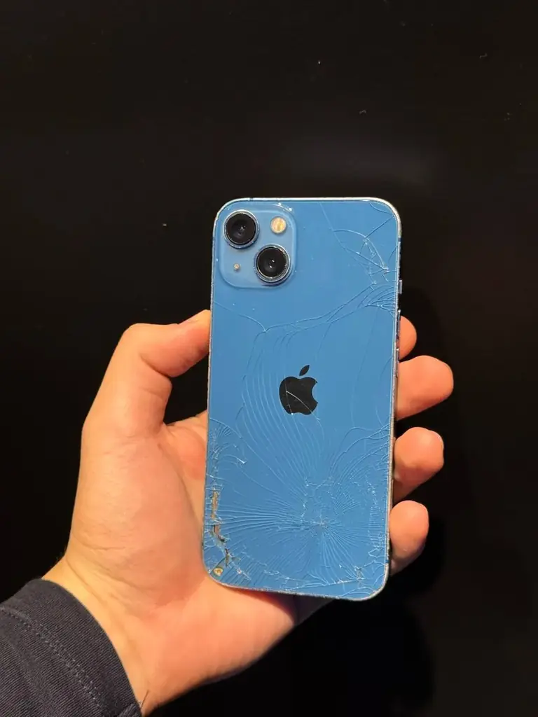Продам iPhone 13 Blue 128 ГБ Dual SIM. Face ID работает. Экран заменён (неоригинал). Заднее стекло …