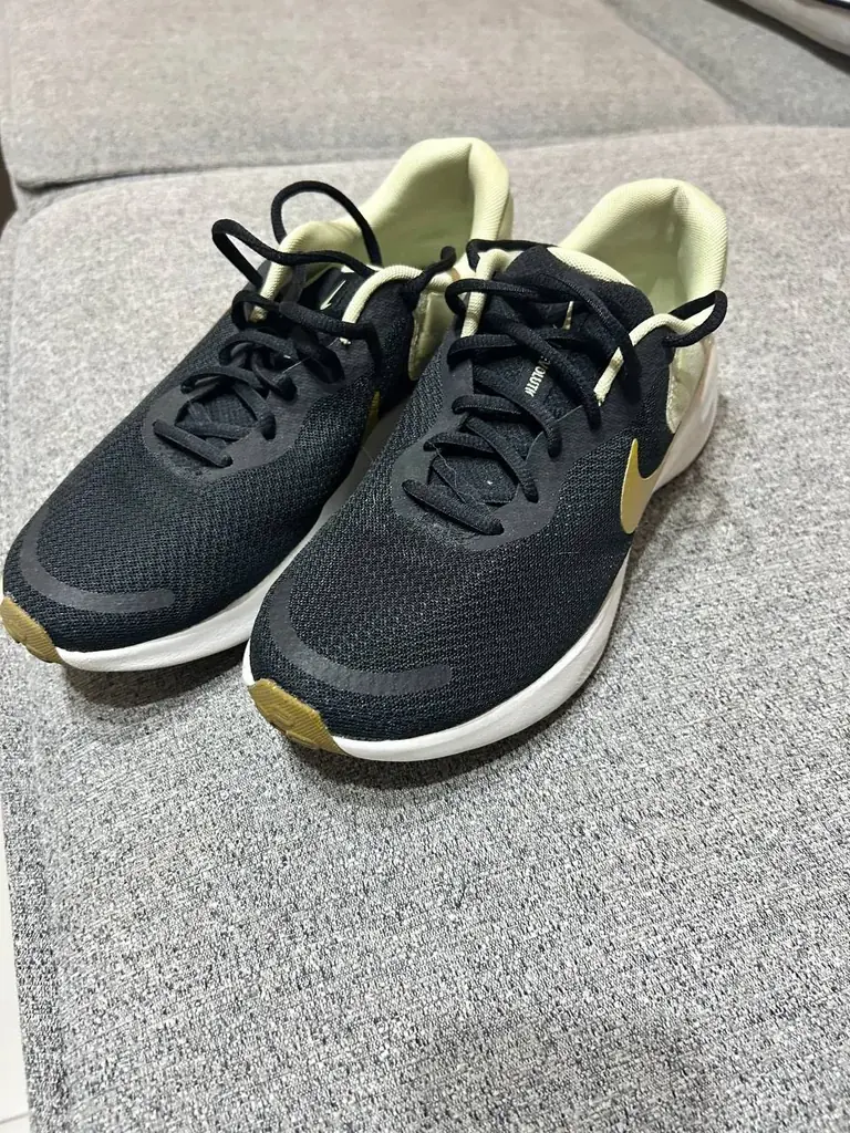 Все кроссовки 40.5, надеты 1-2 раза. Цена 100 дирхам каждая пара Adidas, 70 дирхам Nike, 170 дирхам…