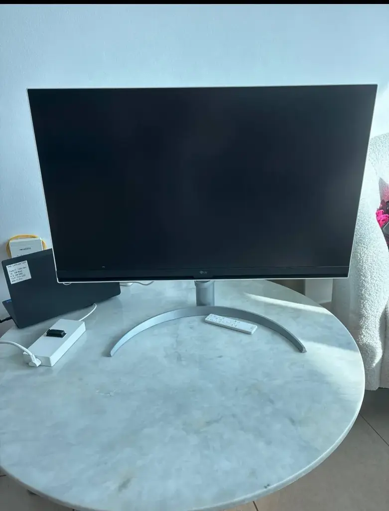 Продам Монитор LG на подставке (пульт)