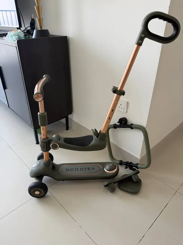 Такой самокат от годика. Продам за 150 дирхам
