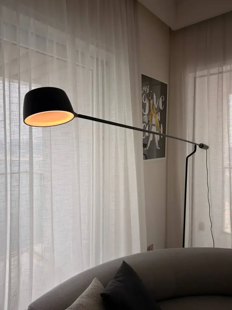 Лампы, каждая 250 aed.