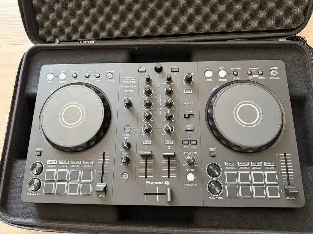 Продаю 2-канальный DJ-контроллер Pioneer DJ DDJ-FLX4 в идеальном техническом и внешнем состоянии. И…