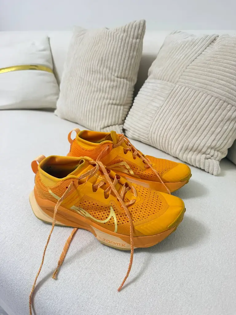 Продам женские кроссовки Nike