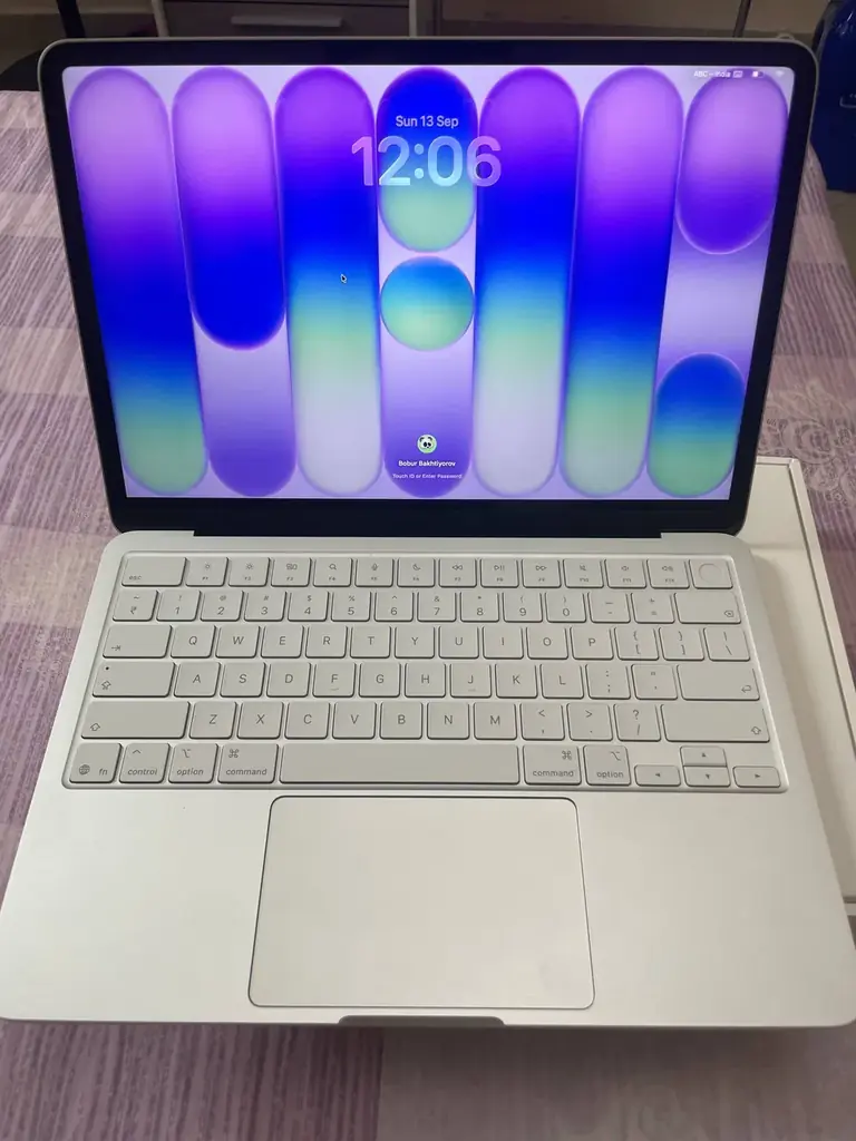 Macbook neo 512 gb Silver with touchscreen keyboard 2026