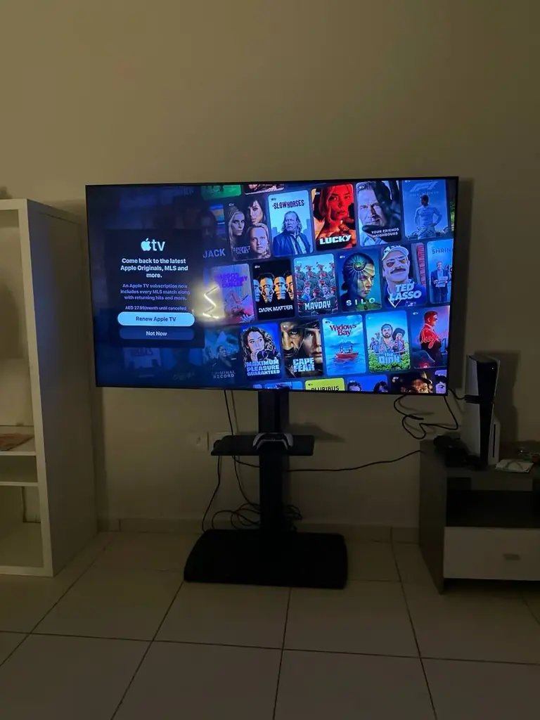 Продам телевизор 4к 65 дюймов Samsung, smart TV. 1000aed. В комплекте стойка и кронштейн для крепле…