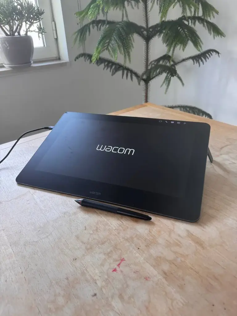Продаётся интерактивный дисплей Wacom Cintiq Pro 16 (модель DTH-1620) в хорошем рабочем состоянии. …