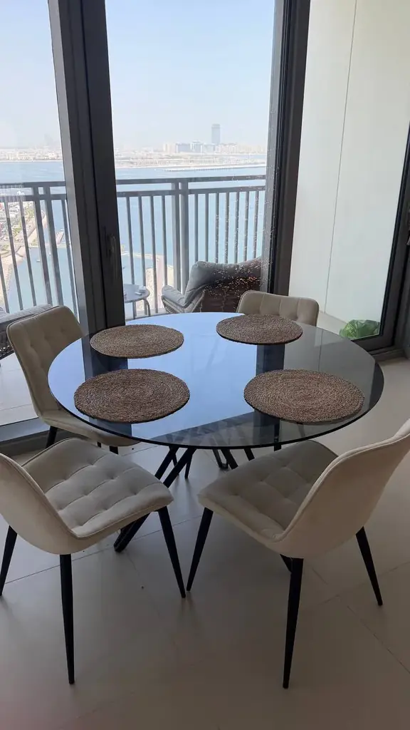 Продам кухонный стол и 4 стула 600 AED, самовывоз Дубай Марина