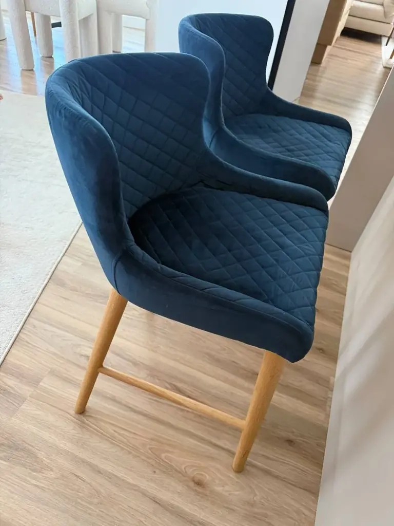 Продам 2 стула counter top , высота сиденья 60 см за 300 дрх. Дубай Марина