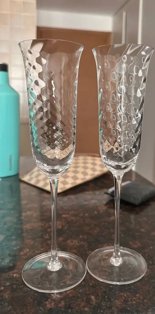 1. Два бокала для шампанского из тончайшего стекла, Crate&Barrel.