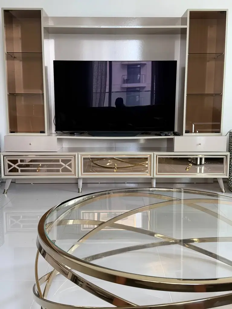 Продам кровать с новым матрасом за 500 дирхам . К ней есть есл что куча мебели … Стенку для телевиз…