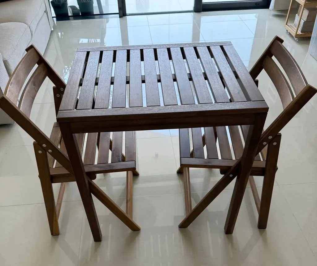 IKEA стол и два стула массив дерева. Использовали не долго и только в помещении! 230 AED