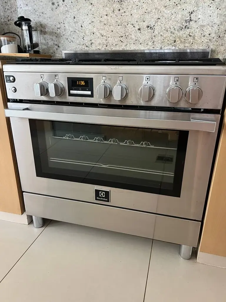 Продаю газовую плиту Electrolux EKG9241Z7X шириной 90 см с духовкой. Куплена около года назад, полн…