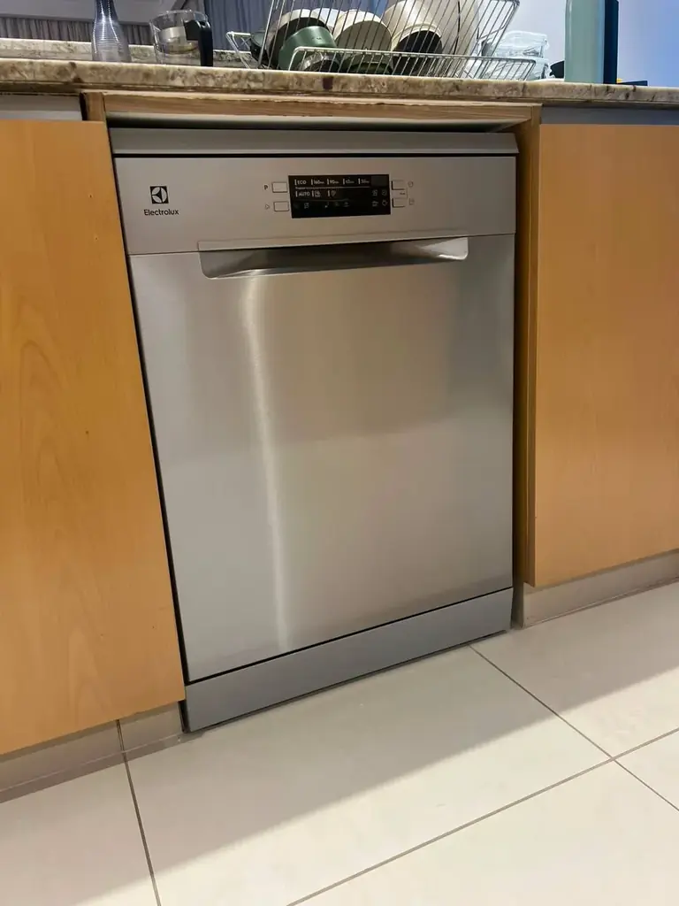 Продаю посудомоечную машину Electrolux ESS47311SX. Куплена около года назад, использовалась очень р…