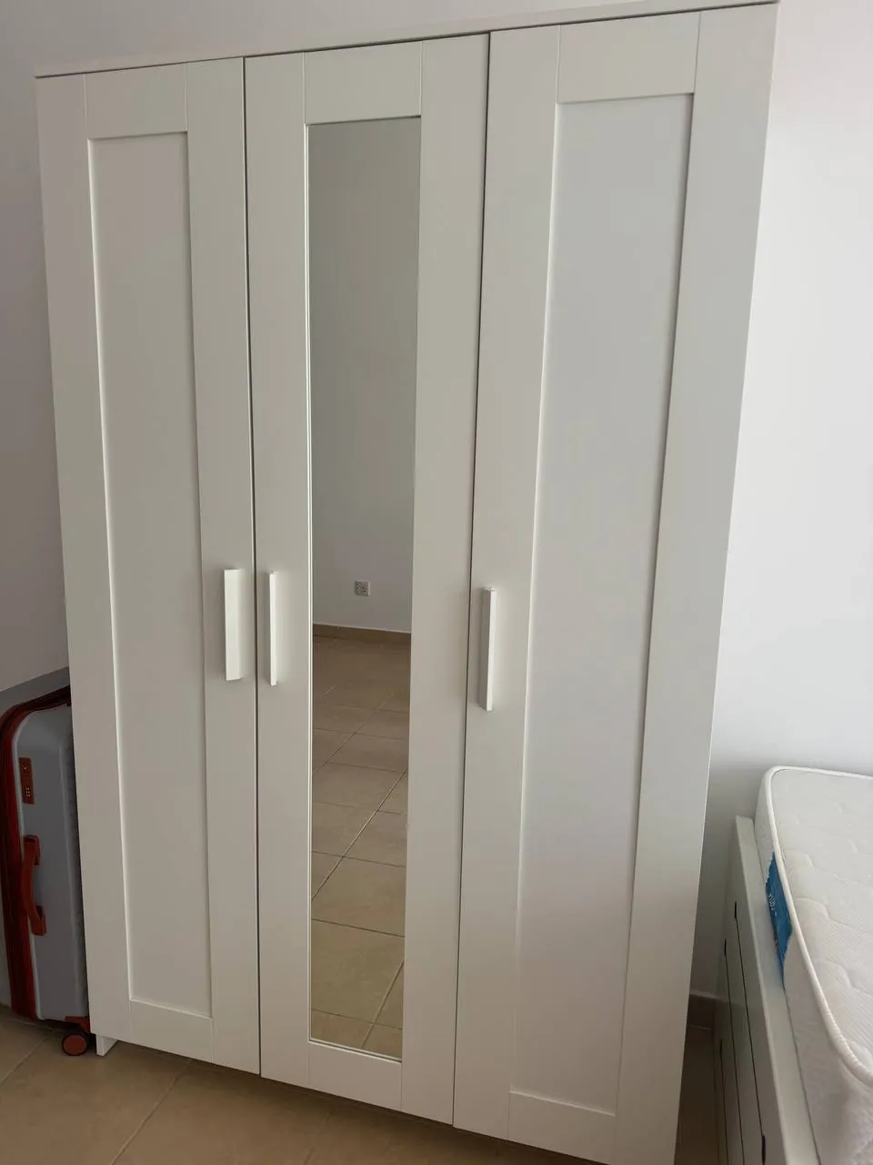Продается стиральная машина на гарантии 500 дирхам, холодильник 800 дирхам (покупался новый за 1,10…
