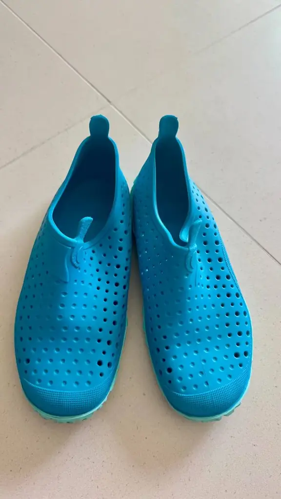 1.Аквашузы (обувь для воды) Nabaij (суббренд Decathlon) (очень удобные для использования в школьном…