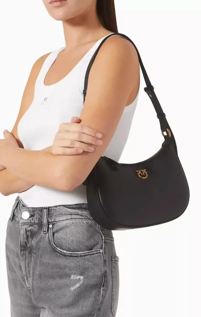 Pinko mini (имеется небольшая потертость на кольце от брелока, в остальном в отличном состоянии) 70…
