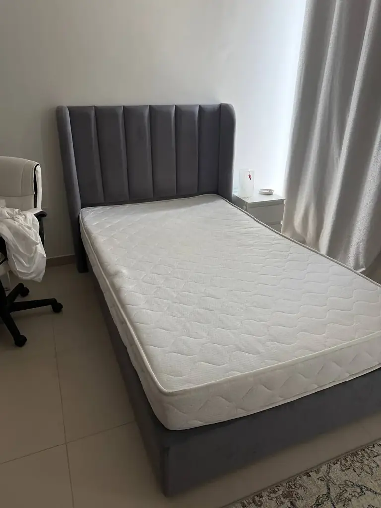 120*200 кровать с матрасом + тумбочка. 200 aed ( в наличии 2 сета) шторы в подарок