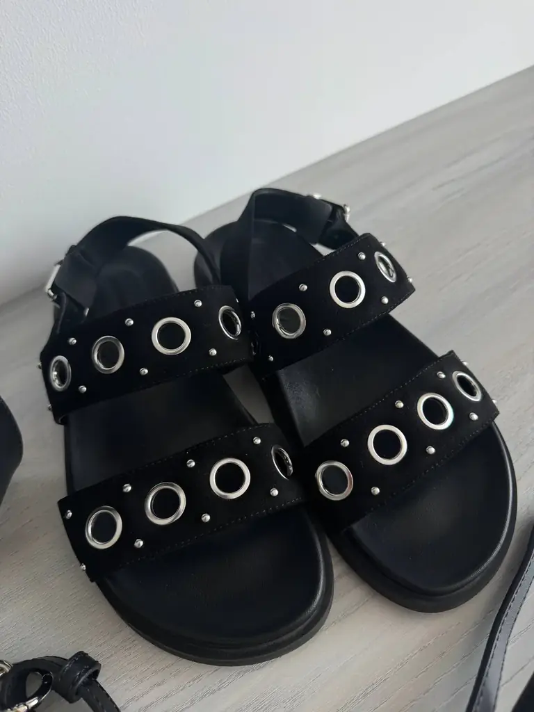 Продаю чёрную сумку Charles & Keith и сандалии с серебристой фурнитурой