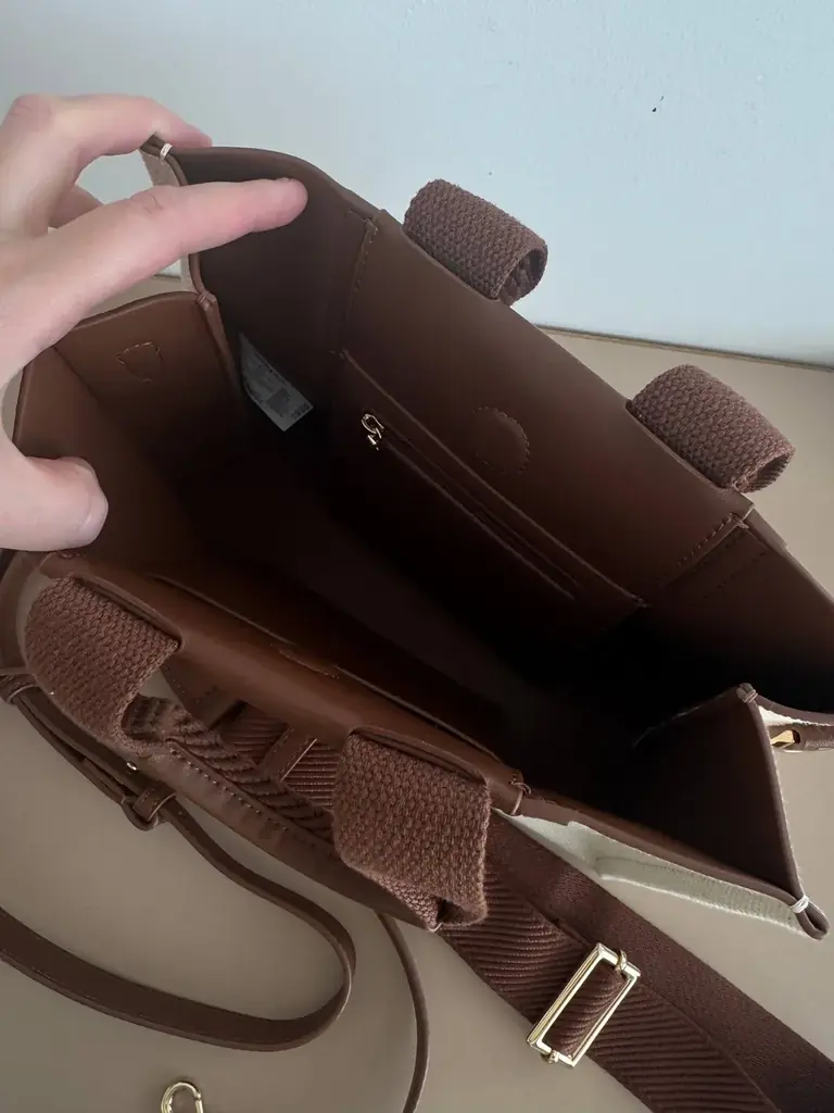 Продаю шикарную сумку Charles & Keith 🤎