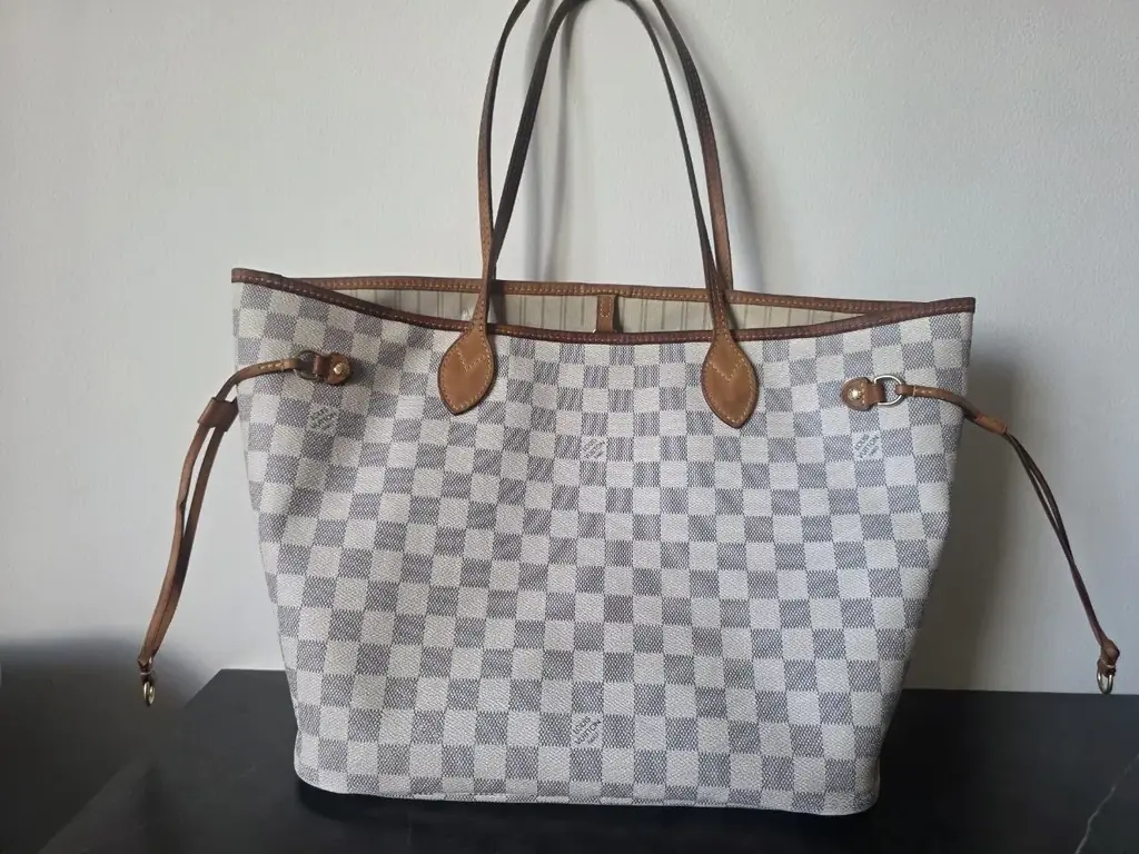 Продаю ОРИГИНАЛЬНУЮ сумку LV состояние хорошое. Носили долго с любовью ❤️ 3500 аед. JLT