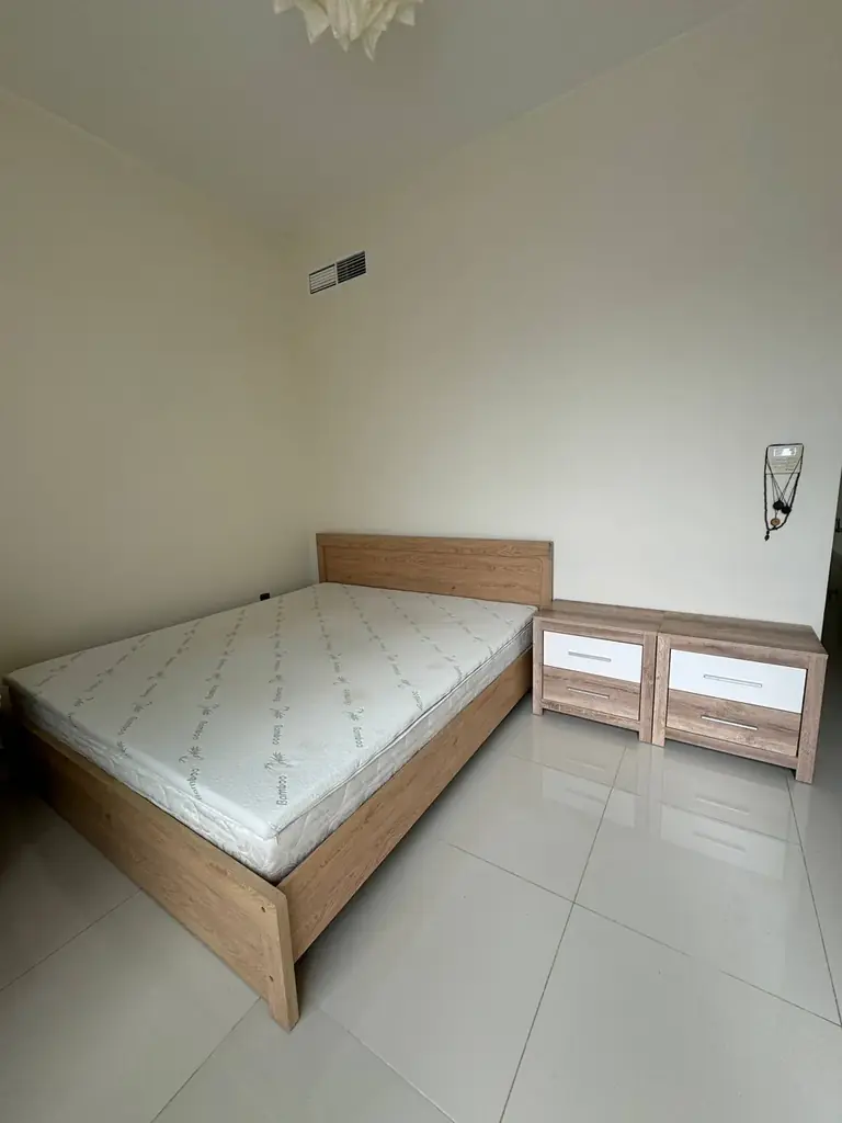 Продаётся кровать King Size размером 180 × 200 см с двумя прикроватными тумбами, ортопедическим мат…