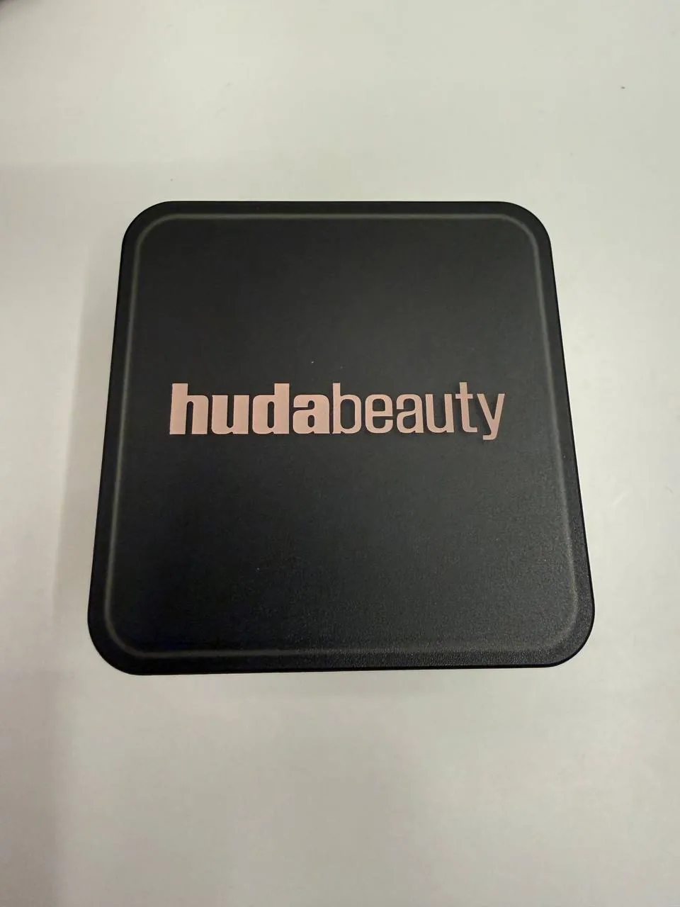 Продаю пудру Huda Beauty