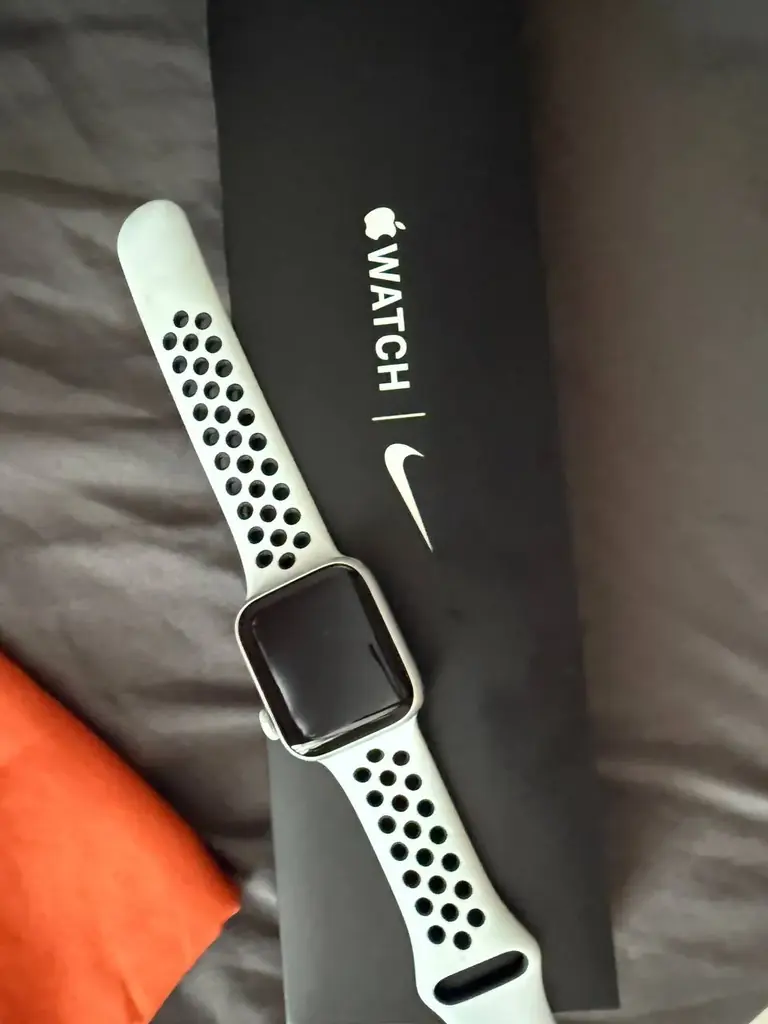 Продаю *Apple Watch SE 1st Gen Nike Edition - 40mm, Silver Aluminum Case with Pure Platinum/Black N…
