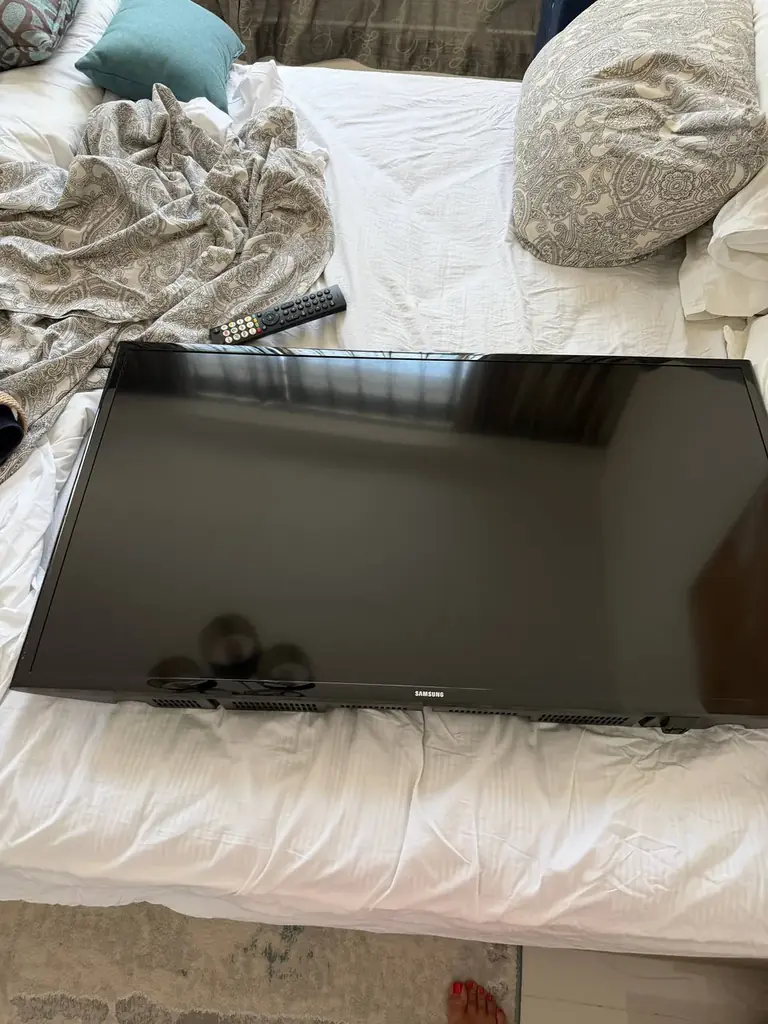 Продам телевизор Samsung не смарт , р-р 92*72 150 aed забирать JVC