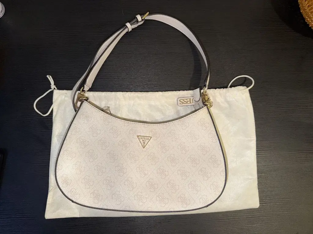Продаётся женская сумка GUESS. Носила мало, состояние хорошее. Покупала за 600 AED, продаю за 250 A…