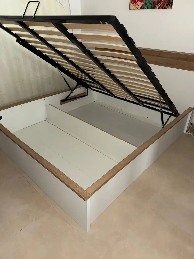 Продаётся King Size кровать HomeCentre 180×200 с подъёмным механизмом + тумба (1 шт)