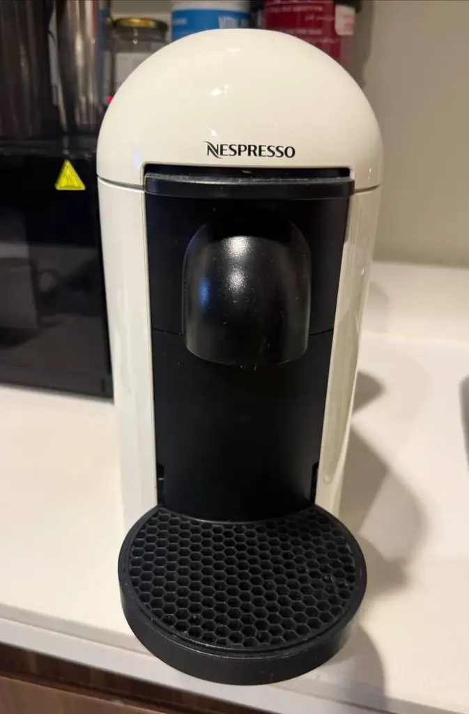 Кофе машина Nespresso Vertuo Plus - 700 AED (продаем ввиду переезда)