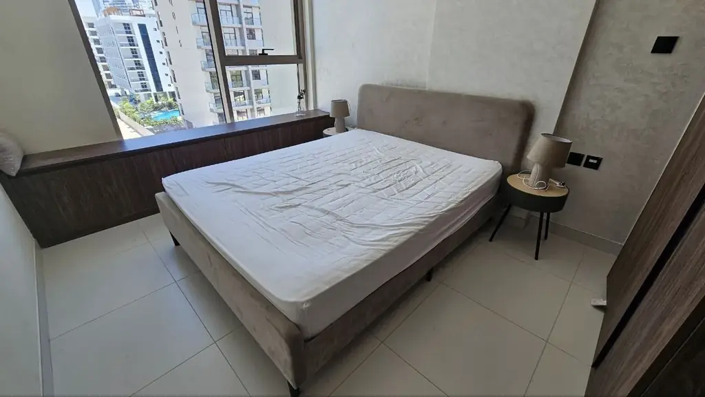 Кровать 160х200см, матрас, одеяло, 4 подушки, 2 тумбы и 2 лампы -- 300 AED