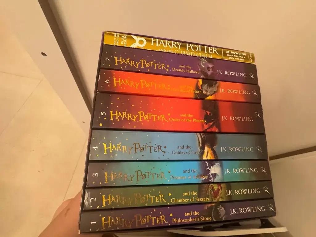 Продаю серию книг Гарри Поттера на английском (8 книжек) / -120 aed, абсолютно новые книги