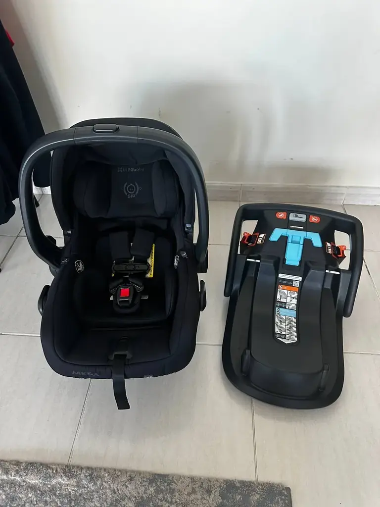 Uppababy Mesa V2 автокресло для малышей(до 13-14 кг) с базой в отличном состоянии 500 дирхам Бизнес…