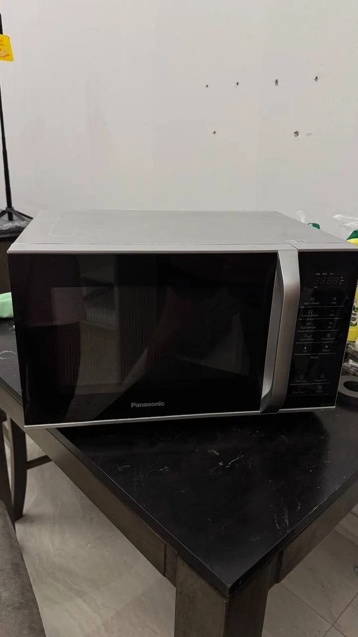 Продается микроволновая печь б/у Panasonic. Цена 200 aed. Самовывоз. Дубай. Бизнес Бей.