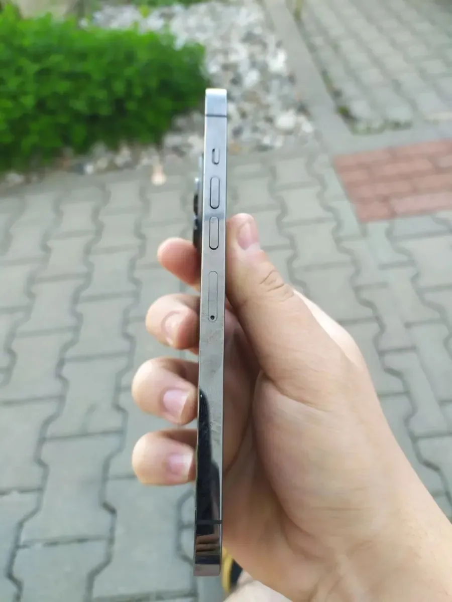 iPhone 13:00