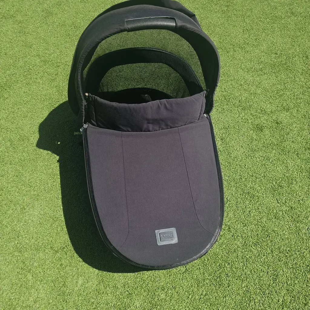 Продам коляску Cybex Priam (люлька + прогулка + летний чехол + зонтик)