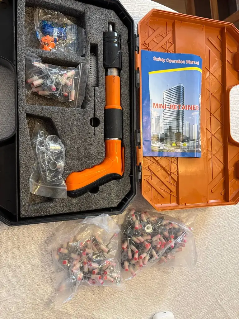 Продам за 20€ портативный ручной пистолет для дюбелей по бетону и кирпичу с патронами. Нахожусь в п…